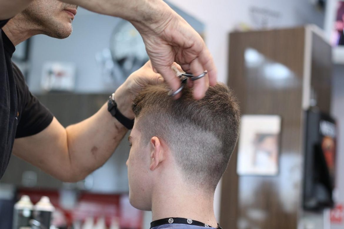 La tendance capillaire de la coupe délavée pour hommes